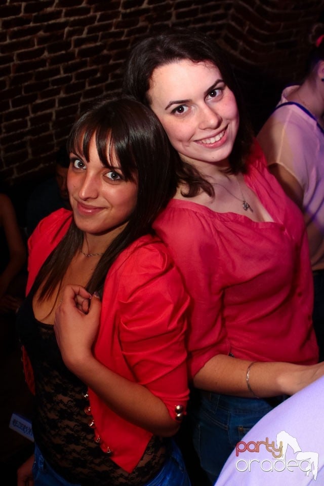 Joi seara ne distrăm în Escape, 