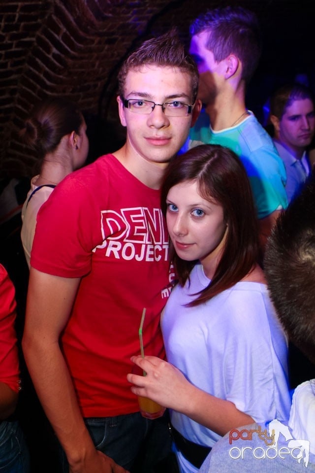 Joi seara ne distrăm în Escape, 