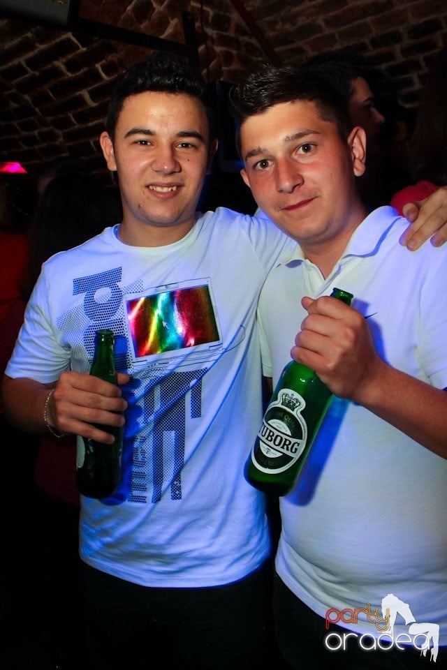 Joi seara ne distrăm în Escape, 