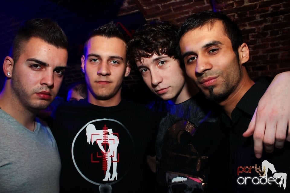 Joi seara ne distrăm în Escape, 