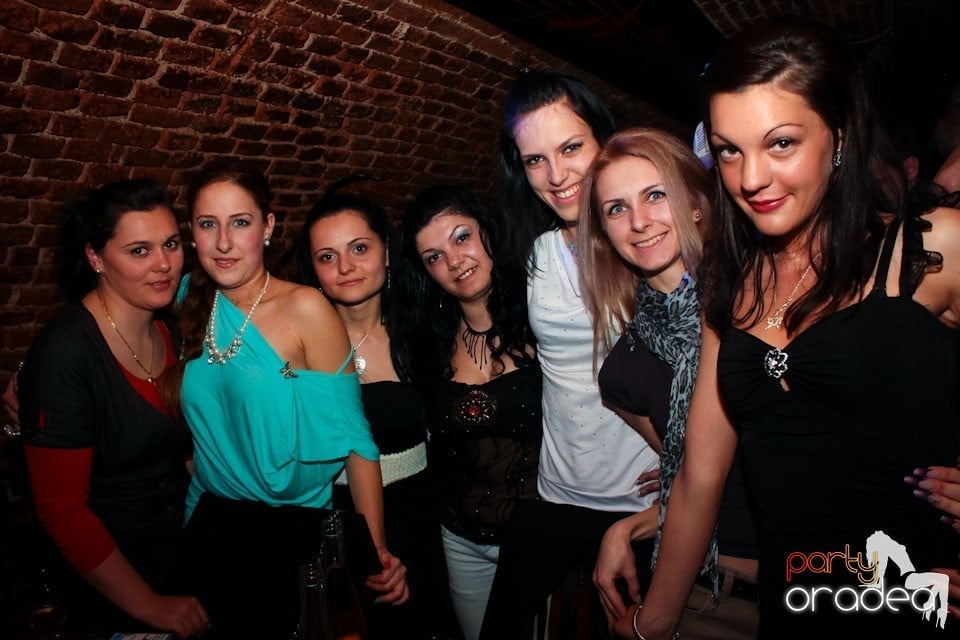 Joi seara ne distrăm în Escape, 