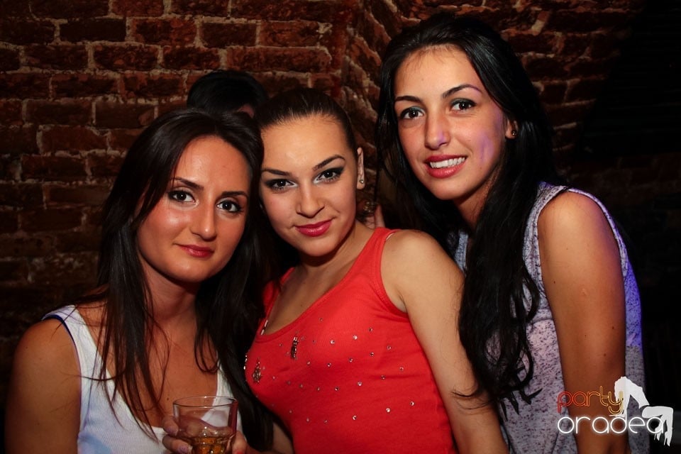 Joi seara ne distrăm în Escape, 