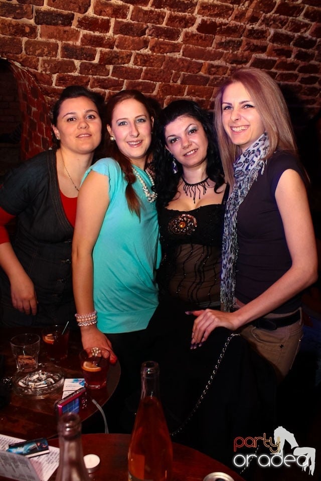 Joi seara ne distrăm în Escape, 