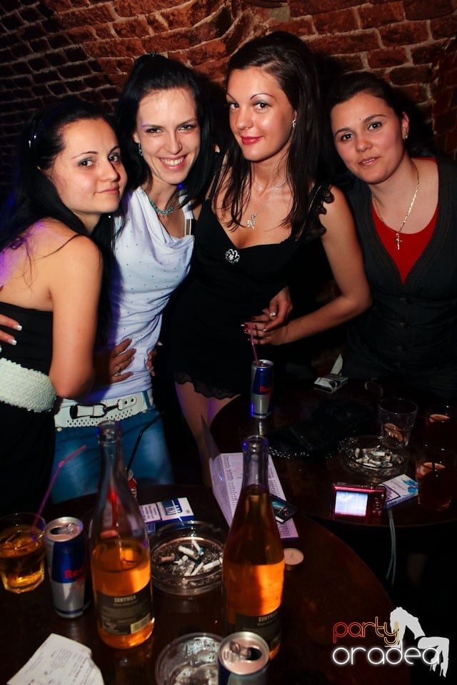 Joi seara ne distrăm în Escape, 