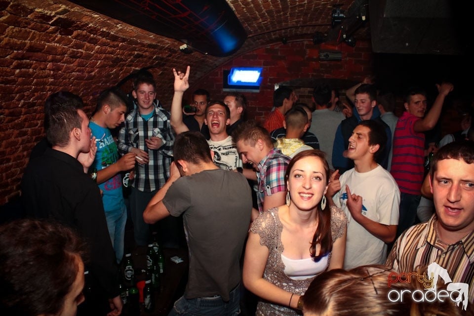 Joi seara ne distrăm în Escape, 