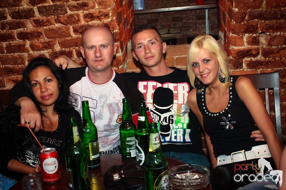 Joi seara ne distrăm în Escape, 