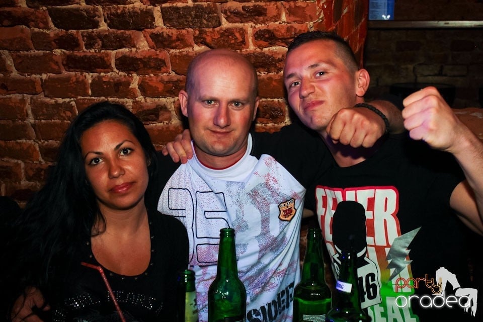 Joi seara ne distrăm în Escape, 