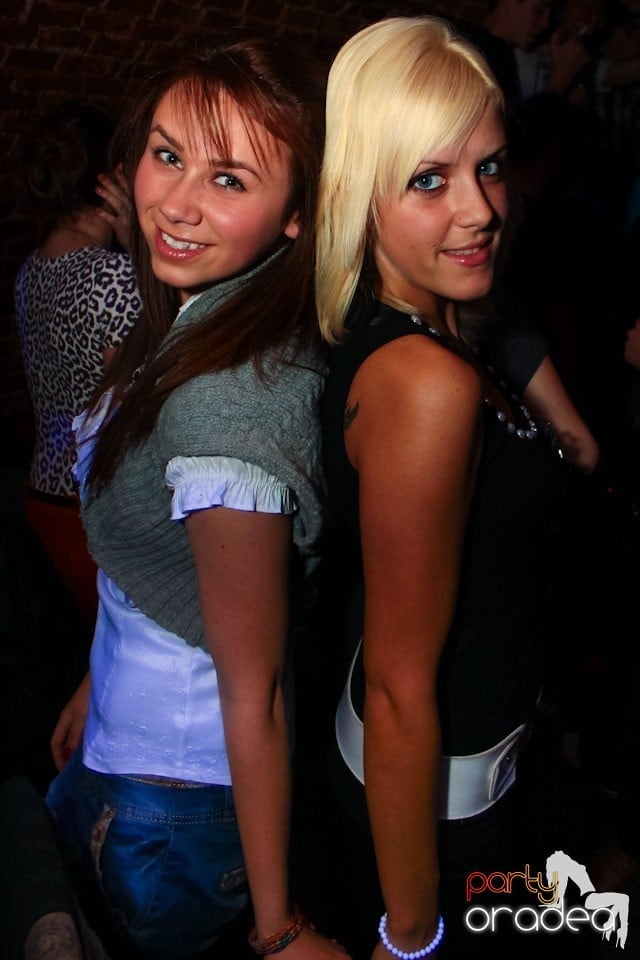 Joi seara ne distrăm în Escape, 