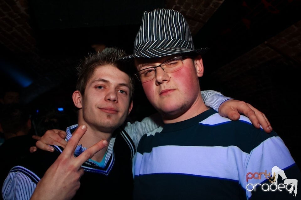 Joi seara ne distrăm în Escape, 