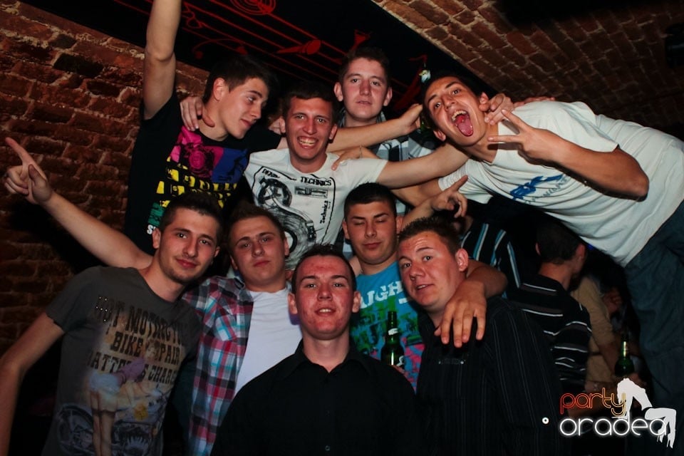 Joi seara ne distrăm în Escape, 