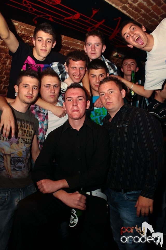 Joi seara ne distrăm în Escape, 