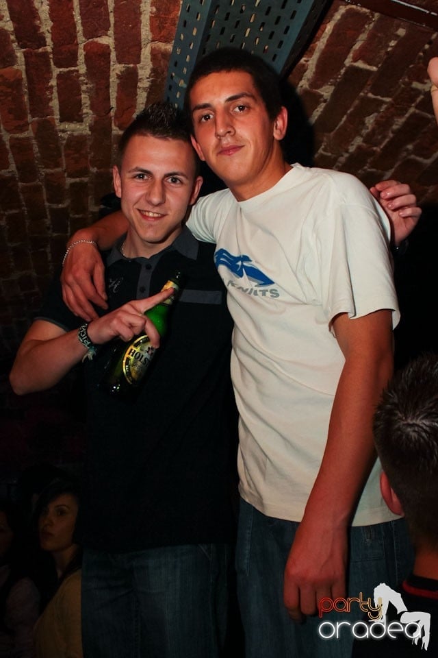 Joi seara ne distrăm în Escape, 