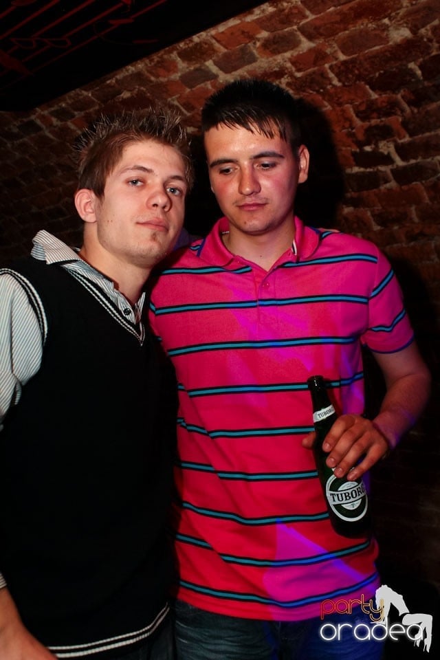 Joi seara ne distrăm în Escape, 