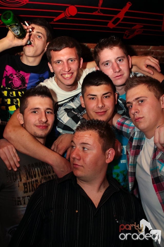 Joi seara ne distrăm în Escape, 