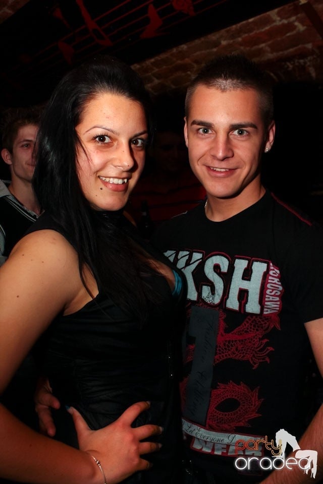 Joi seara ne distrăm în Escape, 