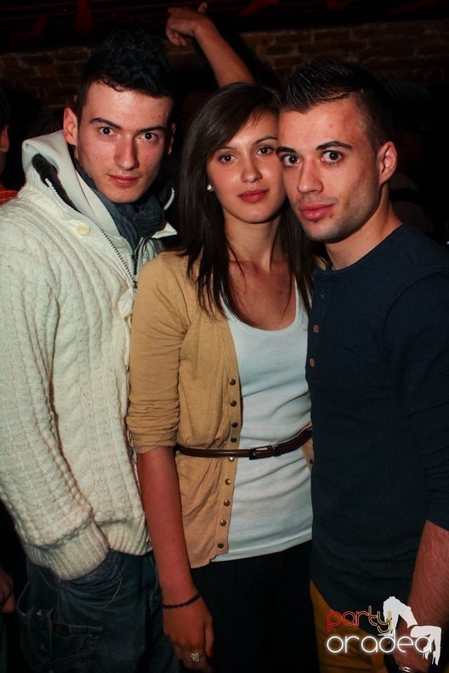 Joi seara ne distrăm în Escape, 