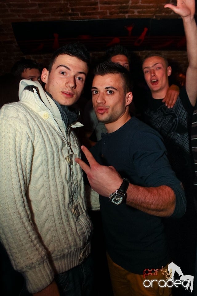 Joi seara ne distrăm în Escape, 