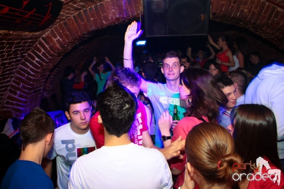 Joi seara ne distrăm în Escape, 