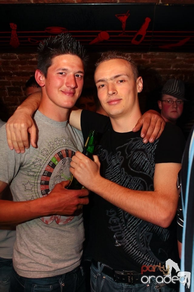 Joi seara ne distrăm în Escape, 