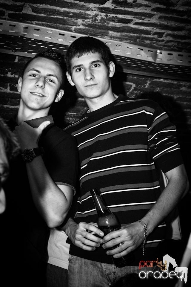 Joi seara ne distrăm în Escape, 