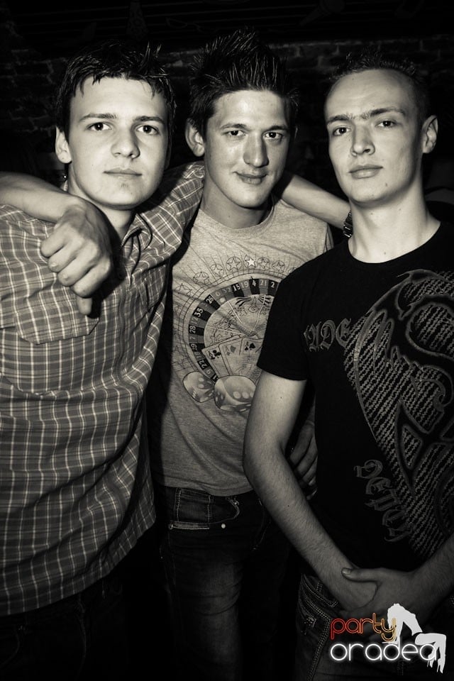 Joi seara ne distrăm în Escape, 