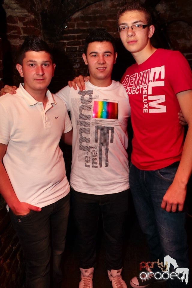 Joi seara ne distrăm în Escape, 