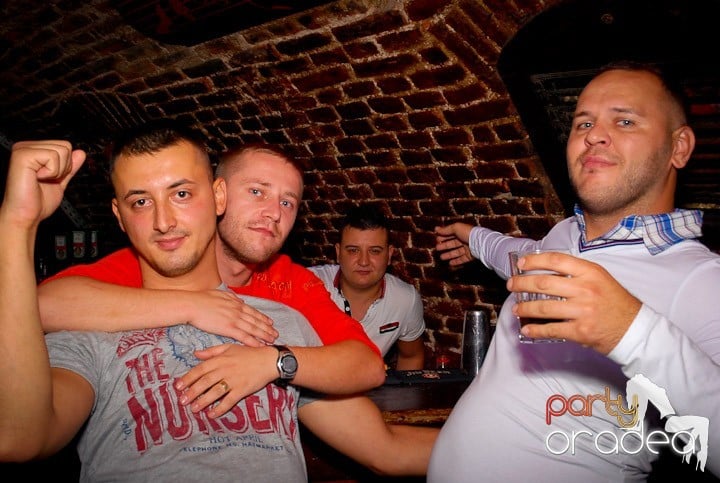 Joi seara = Party în Escape,