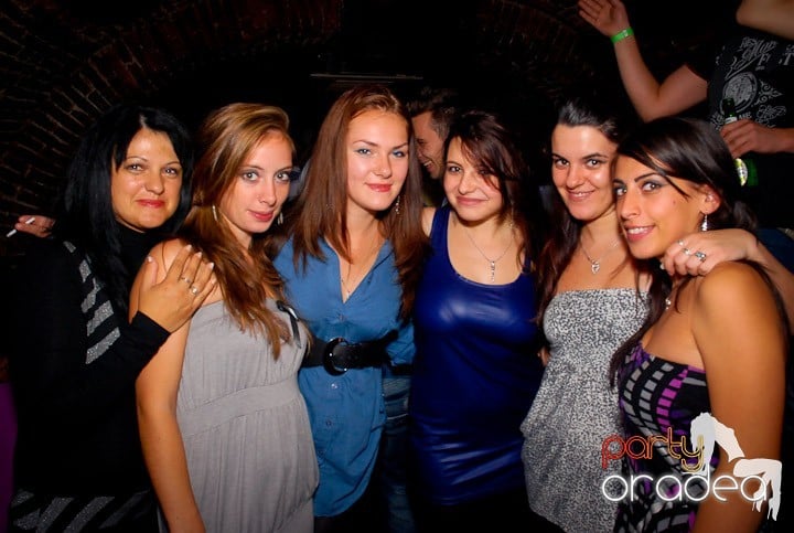 Joi seara = Party în Escape,