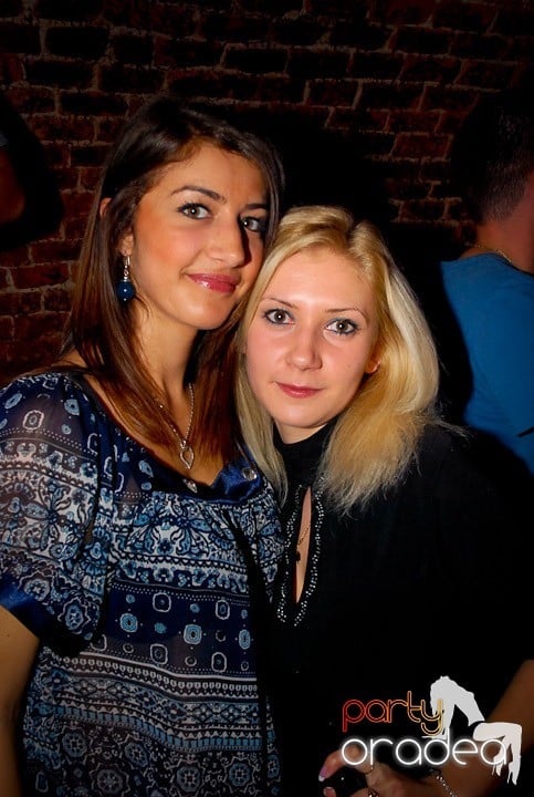 Joi seara = Party în Escape,