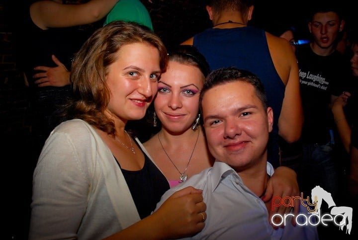 Joi seara = Party în Escape,