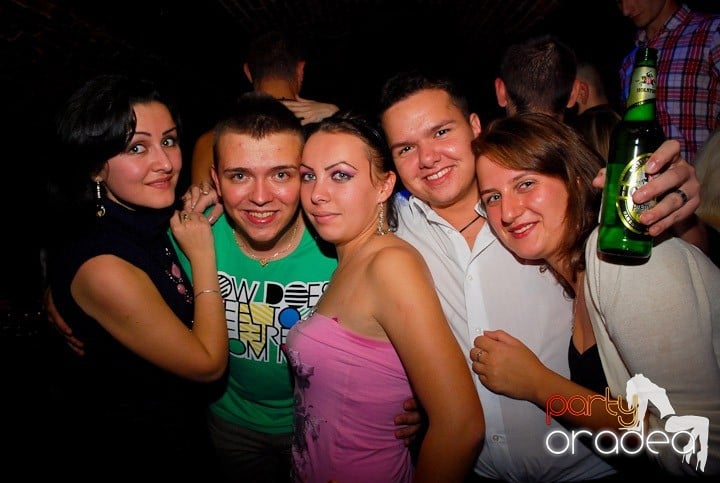 Joi seara = Party în Escape,
