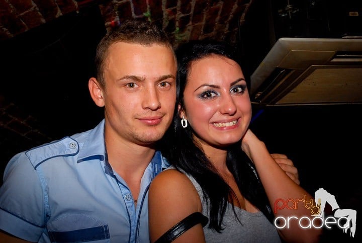 Joi seara = Party în Escape,