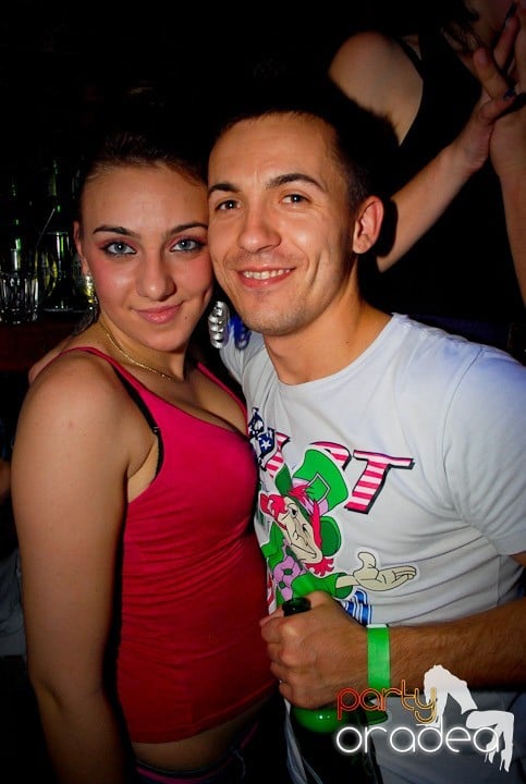 Joi seara = Party în Escape,