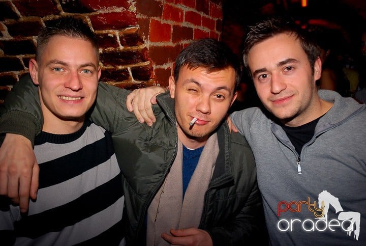 Joi seara = Party în Escape,