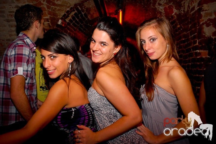 Joi seara = Party în Escape,