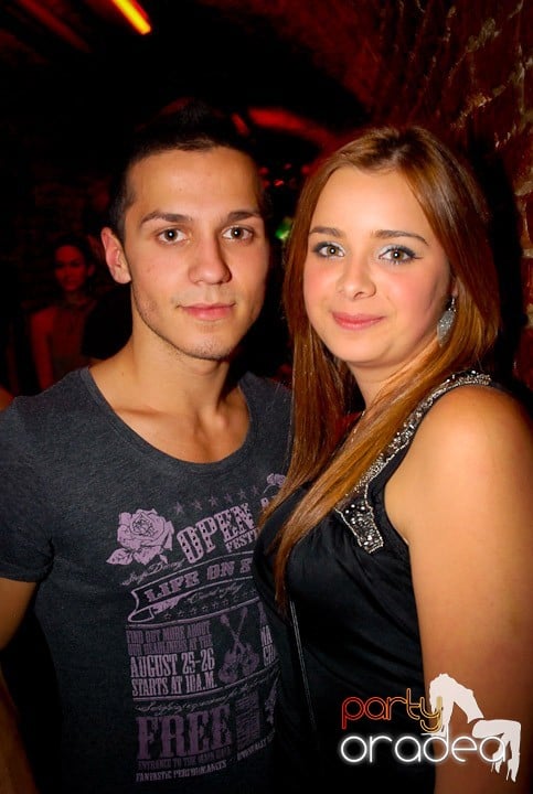 Joi seara = Party în Escape,