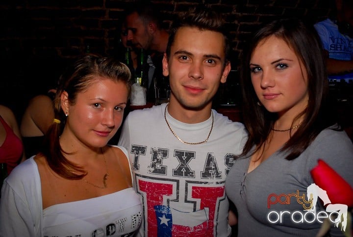 Joi seara = Party în Escape, 