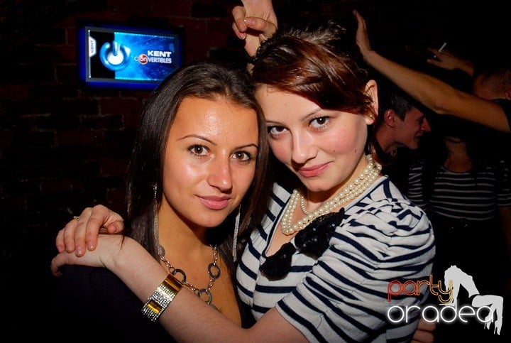 Joi seara = Party în Escape,