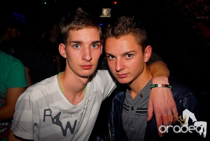 Joi seara = Party în Escape,