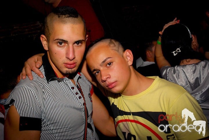 Joi seara = Party în Escape,
