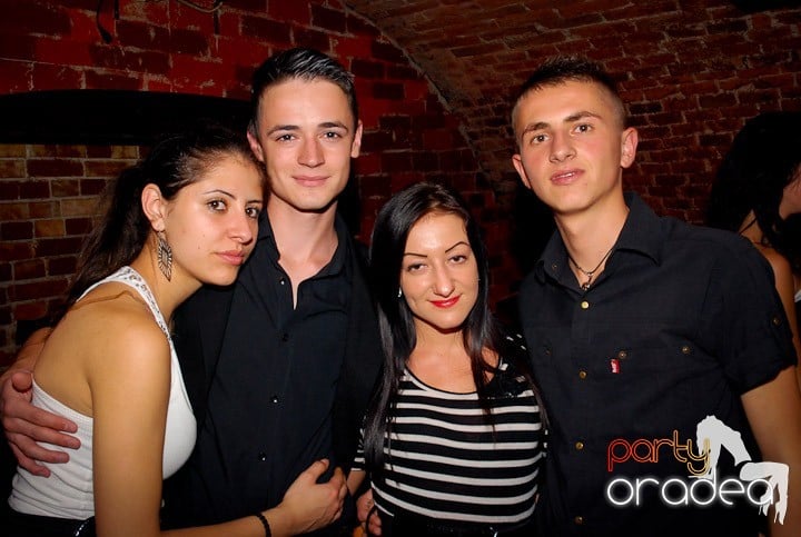 Joi seara = Party în Escape,