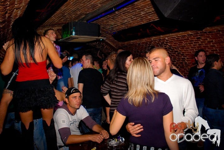 Joi seara = Party în Escape,