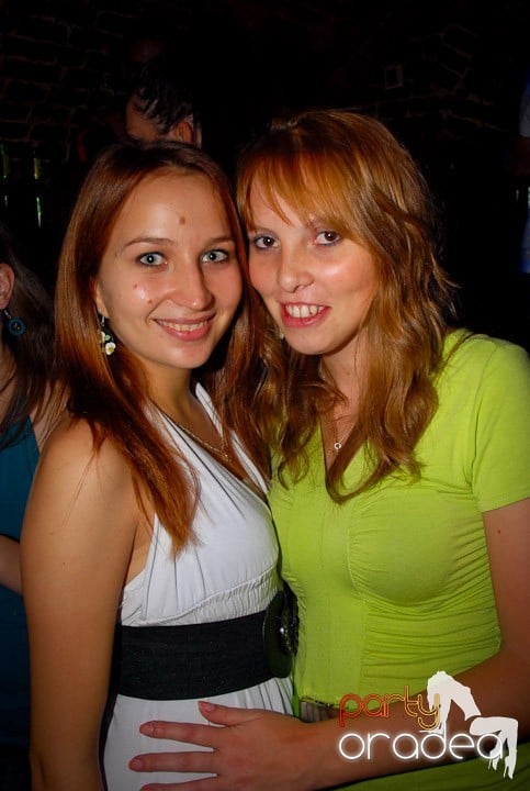 Joi seara = Party în Escape,