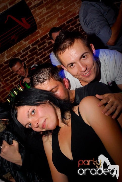 Joi seara = Party în Escape,