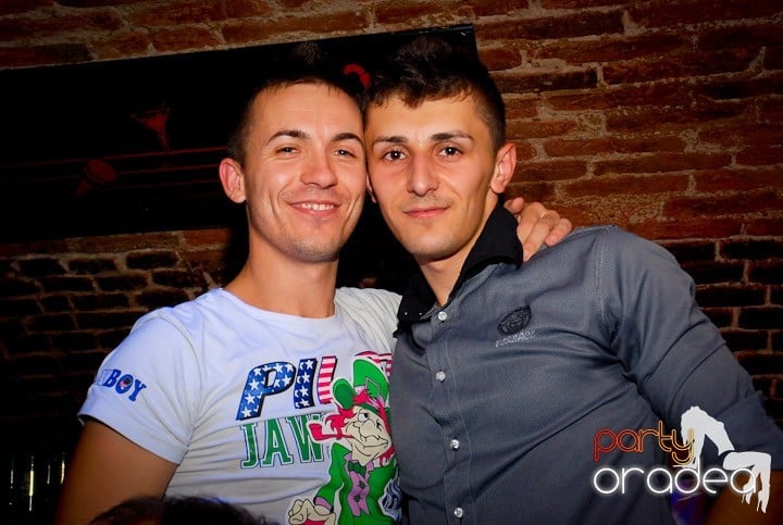 Joi seara = Party în Escape, 