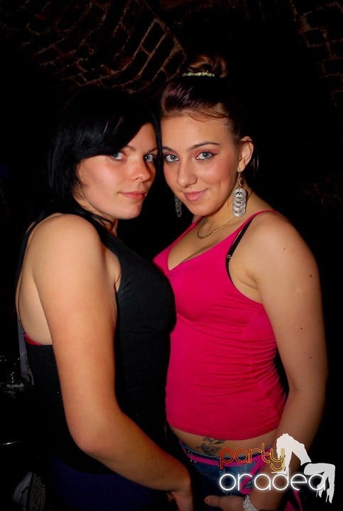 Joi seara = Party în Escape,