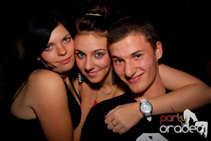 Joi seara = Party în Escape,