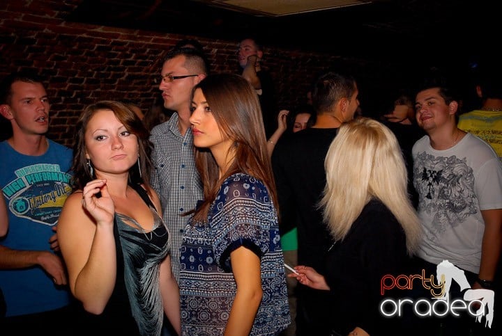 Joi seara = Party în Escape,