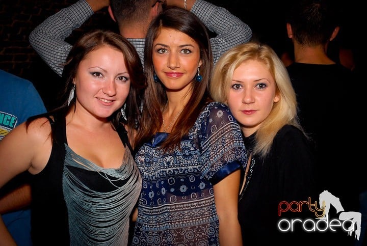 Joi seara = Party în Escape,