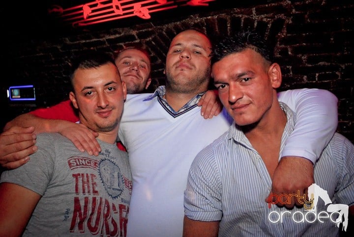 Joi seara = Party în Escape,